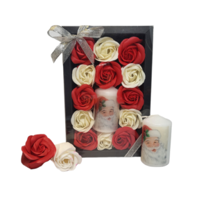 Boite noire de 13 roses de savon rouge et blanc avec bougie dessin père noël