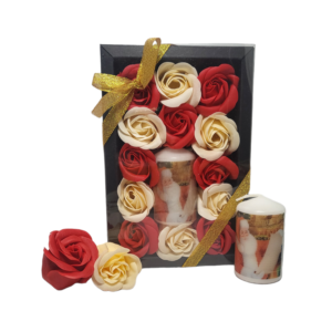 Boite noire de 13 roses de savon rouge et écru avec bougie dessin père noël