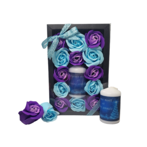 Boite noire de 13 roses de savon bleu clair et violet foncé avec bougie joyeux noël et bonne année nuit magique