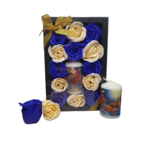 Boite noire de 13 roses de savon écru et bleu foncé avec bougie dessin traineau père noël