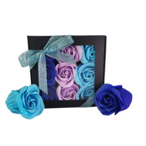 Boite noire de 9 roses de savon alignées bleu foncé violet clair et bleu clair