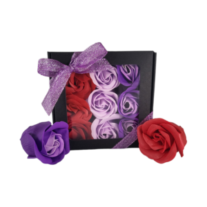 Boite noire de 9 roses de savon alignées rouge violet clair et violet foncé