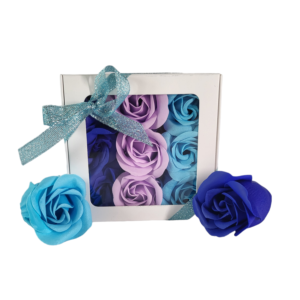 Boite blanche de 9 roses de savon alignées bleu foncé violet clair et bleu clair