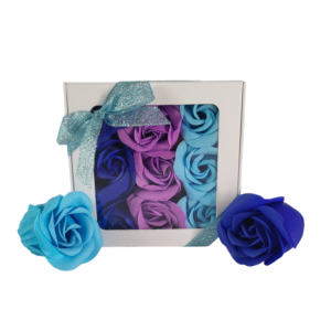 Boite blanche de 9 roses de savon alignées bleu foncé violet et bleu clair