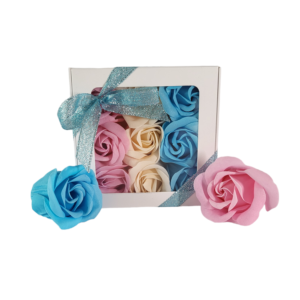 Boite blanche de 9 roses de savon alignées rose écru et bleu