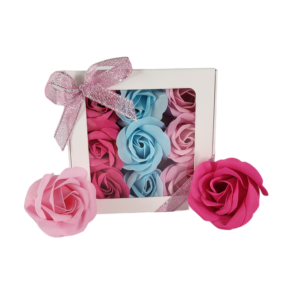 Boite blanche de 9 roses de savon alignées rose foncé bleu clair et rose clair