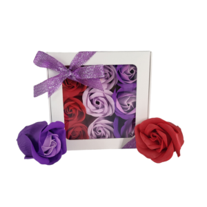 Boite blanche de 9 roses de savon alignées rouge violet clair et violet tricolore