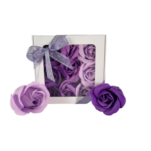 Boite blanche de 9 roses de savon alignées violet foncé violet et violet clair