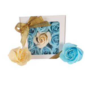 Boite blanche de 9 roses de savon en carré bleu clair et écru