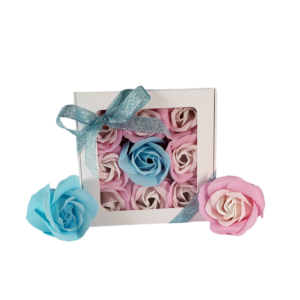 Boite blanche de 9 roses de savon en carré bleu clair et rose tricolore