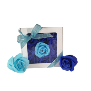 Boite blanche de 9 roses de savon en carré bleu foncé et bleu clair