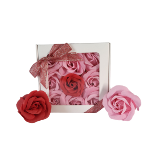 Boite blanche de 9 roses de savon en carré rose et rouge