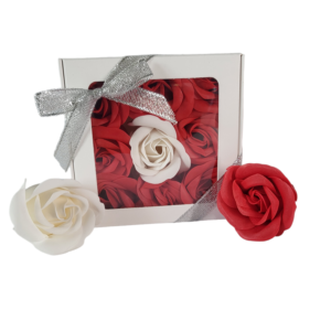 Boite blanche de 9 roses de savon en carré rouge et blanc