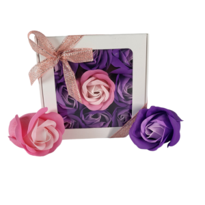 Boite blanche de 9 roses de savon en carré violet foncé et rose tricolore