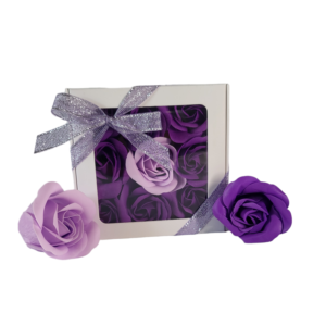 Boite blanche de 9 roses de savon en carré violet foncé et violet clair