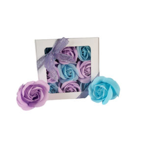 Boite blanche de 9 roses de savon en damier bleu clair et violet clair