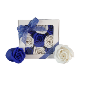 Boite blanche de 9 roses de savon en damier bleu foncé et blanc