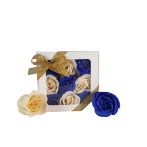 Boite blanche de 9 roses de savon en damier écru et bleu foncé