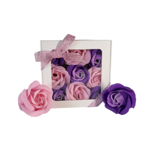Boite blanche de 9 roses de savon en damier rose et violet tricolore