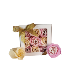 Boite blanche de 9 roses de savon en damier rose tricolore et écru