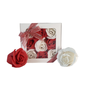 Boite blanche de 9 roses de savon en damier rouge et blanc