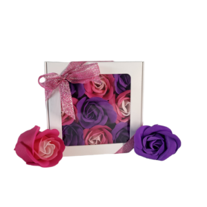 Boite blanche de 9 roses de savon en damier rouge tricolore et violet foncé