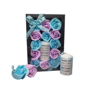 Boite noire de 13 roses de savon bleu claire et violet claire avec bougie remerciements maitresse