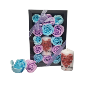 Boite noire de 13 roses de savon bleu claire et violet claire avec bougie saint valentin
