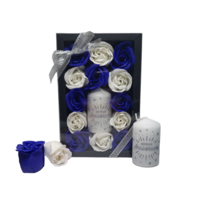 Boite noire de 13 roses de savon bleu foncé et blanc avec bougie joyeux anniversaire