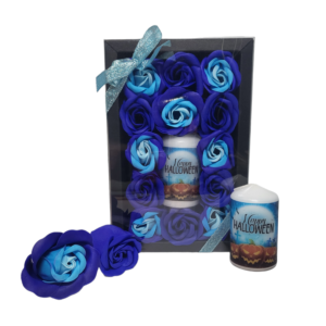 Boite noire de 13 roses de savon bleu foncé et bleu tricolore avec bougie halloween