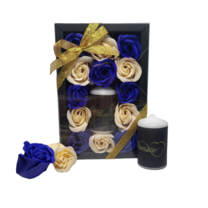 Boite noire de 13 roses de savon bleu foncé et écru avec bougie joyeux anniversaire