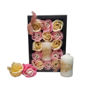 Boite noire de 13 roses de savon écru et rose tricolore avec bougie joyeux anniversaire