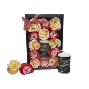 Boite noire de 13 roses de savon écru et rouge tricolore avec bougie joyeux anniversaire