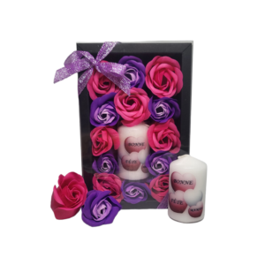 Boite noire de 13 roses de savon rose foncé et violet tricolore avec bougie fête des mères