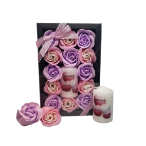 Boite noire de 13 roses de savon violet clair et rose tricolore avec bougie fête des grand-mères