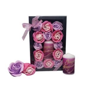 Boite noire de 13 roses de savon violet clair et rose tricolore avec bougie joyeux anniversaire