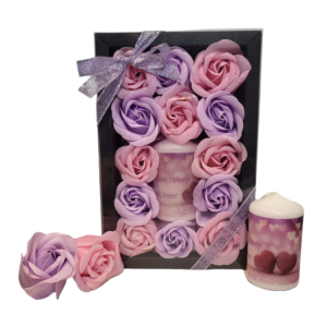Boite noire de 13 roses de savon violet claire et rose claire avec bougie saint valentin