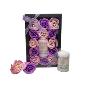 Boite noire de 13 roses de savon violet et rose claire tricolore avec bougie remerciements maitresse