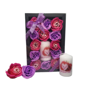 Boite noire de 13 roses de savon violet et rose foncé tricolore avec bougie fête des grandmères