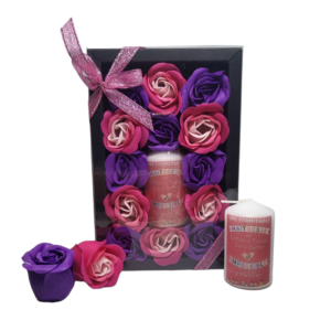 Boite noire de 13 roses de savon violet foncé et rose tricolore avec bougie formidable maitresse