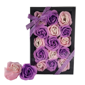 Boite noire de 15 roses de savon violet foncé et rose tricolore