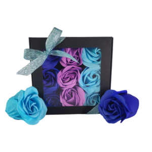 Boite noire de 9 roses de savon alignées bleu foncé violet et bleu clair