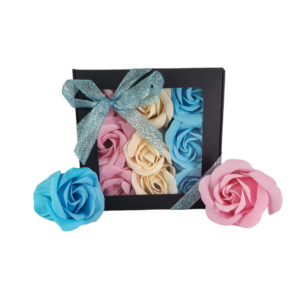 Boite noire de 9 roses de savon alignées rose clair blanc et bleu clair