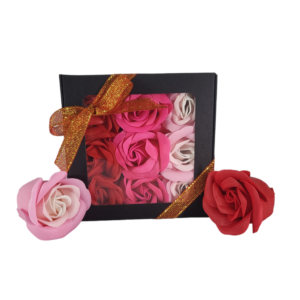 Boite noire de 9 roses de savon alignées rose foncé bleu clair et rose clair