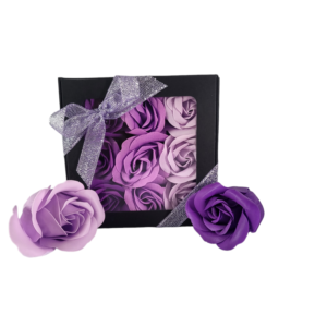 Boite noire de 9 roses de savon alignées violet foncé violet et violet clair