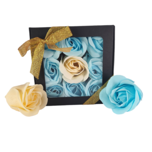 Boite noire de 9 roses de savon en carré bleu clair et écru