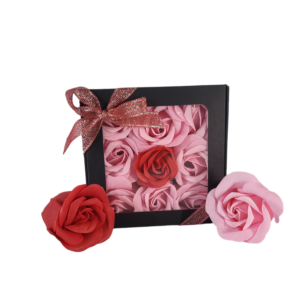 Boite noire de 9 roses de savon en carré rose et rouge