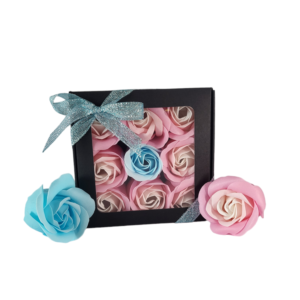 Boite noire de 9 roses de savon en carré rose tricolore et bleu clair