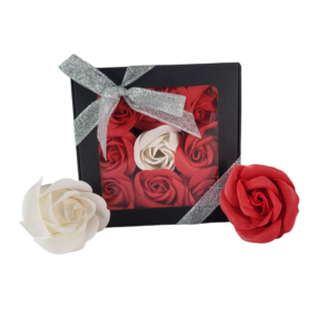 Boite noire de 9 roses de savon en carré rouge et blanc