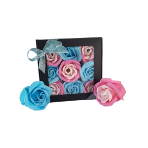 Boite noire de 9 roses de savon en damier bleu clair et rose tricolore